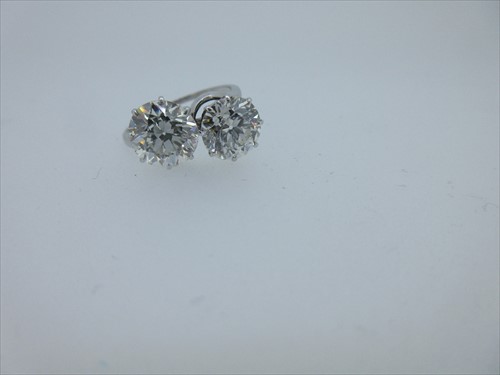 Lot 269 - An impressive two stone diamond ring