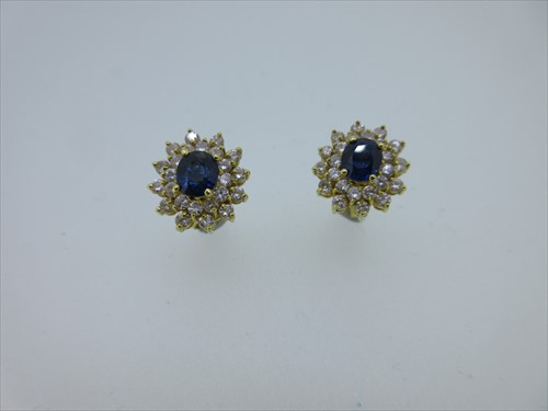 Lot 98 - A pair of sapphire and diamond cluster earstuds