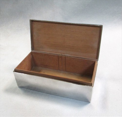 Lot 414 - A Victorian silver table cigar / cigarette box