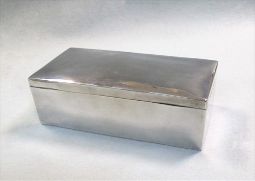 Lot 414 - A Victorian silver table cigar / cigarette box