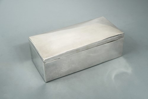 Lot 414 - A Victorian silver table cigar / cigarette box
