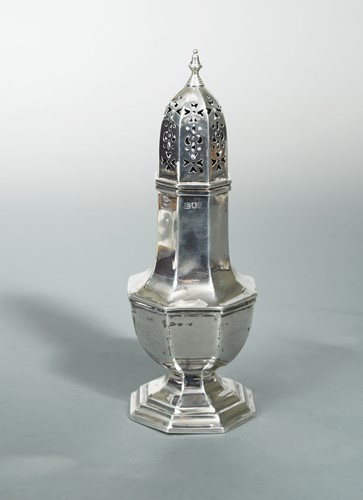 Lot 426 - An Edward VII silver sugar caster