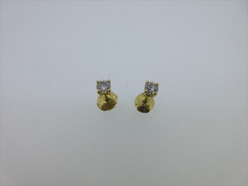 Lot 69 - A pair of single stone diamond earstuds
