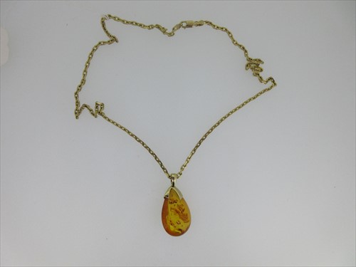 Lot 15 - An Italian 9ct gold chain necklace with amber nugget pendant