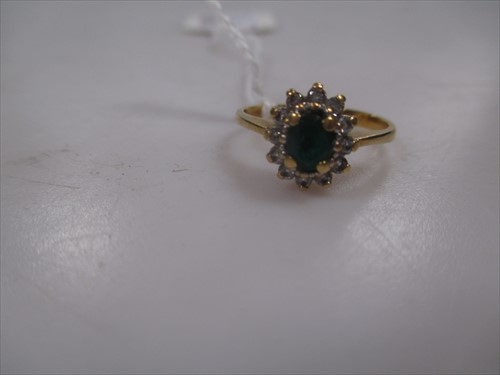 Lot 190 - An emerald and diamond cluster ring