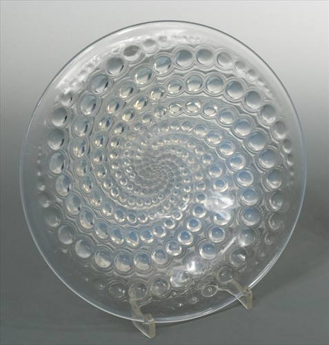 Lot 6 - Volutes, an R. Lalique opalescent glass dish