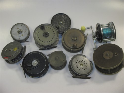 Lot 41 - A collection of vintage fly fishing reels,...