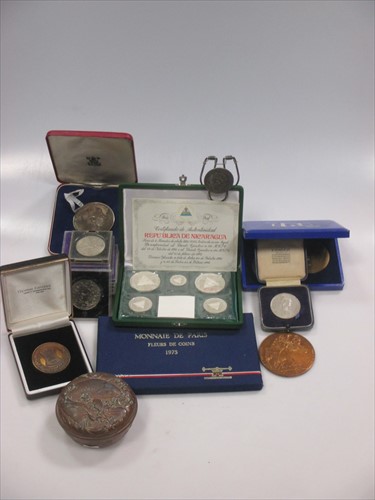 Lot 233 - A collection of medallions and coins