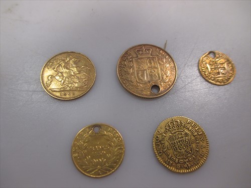 Lot 190A - A 1902 1/2 sovereign, an 1847 sovereign...
