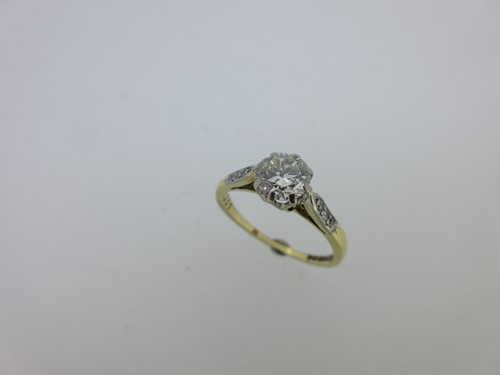 Lot 122 - A single stone diamond ring