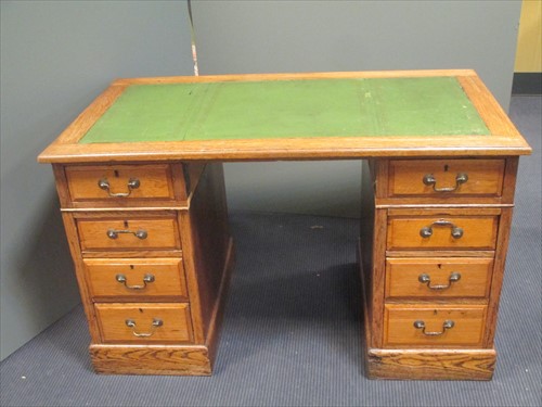 Lot 528 - An oak leather topped desk, 75 x 121 x 66cm