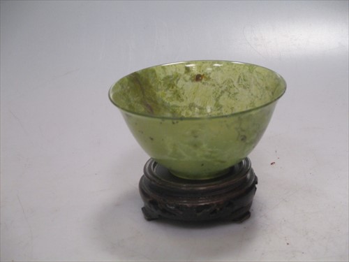 Lot 294 - A jade bowl on stand