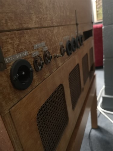 Lot 188 - An Art Deco EMG Leak radiogram on stand