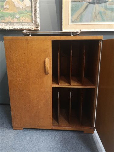 Lot 188 - An Art Deco EMG Leak radiogram on stand