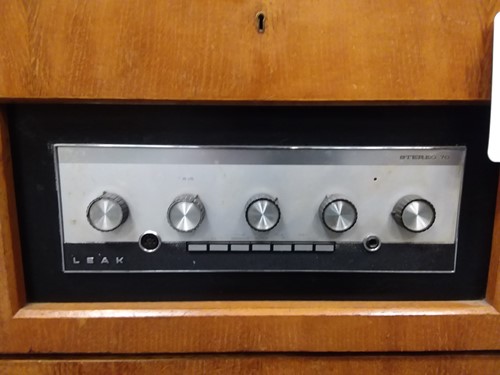 Lot 188 - An Art Deco EMG Leak radiogram on stand