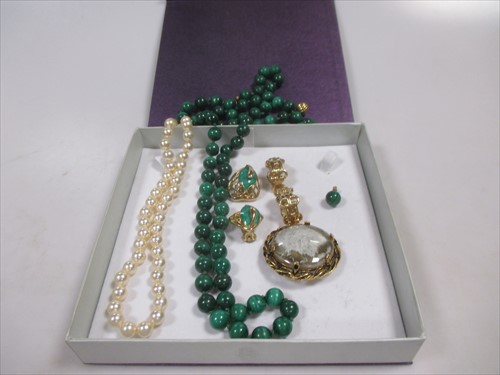 Lot 200 - A large collection of jewellery