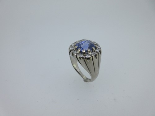 Lot 178 - A lilac coloured sapphire and diamond cluster ring