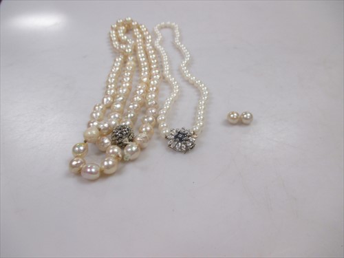 Lot 202 - Two single rows of pearls
