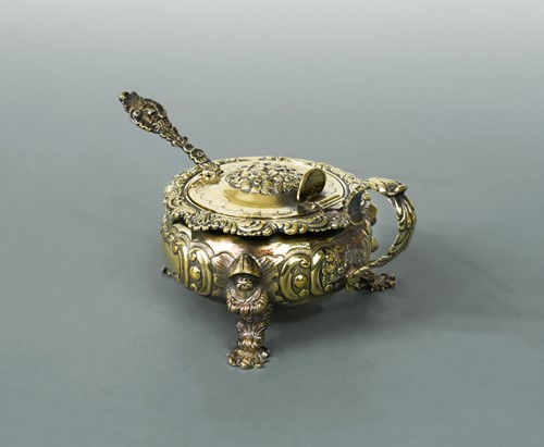 Lot 433 - A George V silver gilt mustard and accompanying spoon
