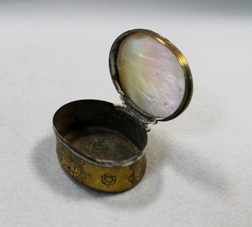 Lot 234 - A late 17th or early 18th century Dutch brass snuff box