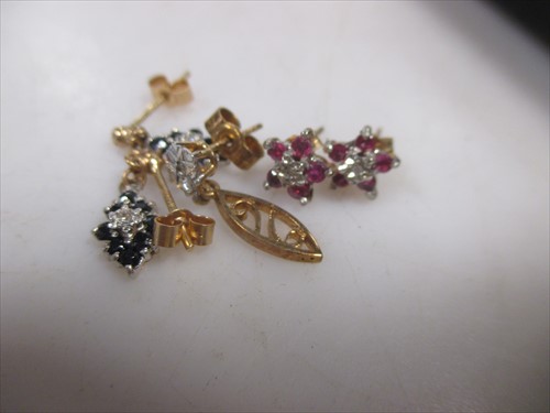 Lot 219 - A large collection of 9ct gold jewellery,...