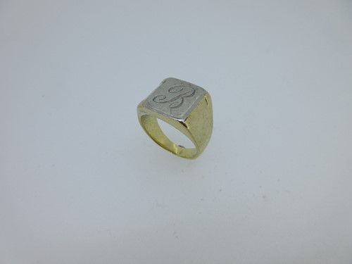 Lot 189 - A man's heavy bi-coloured signet ring stamped '750'