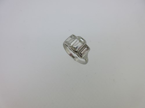 Lot 175 - A 1940s style three stone diamond ring