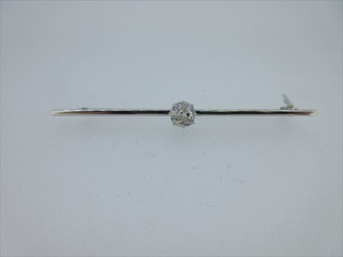 Lot 168 - A single stone diamond bar brooch