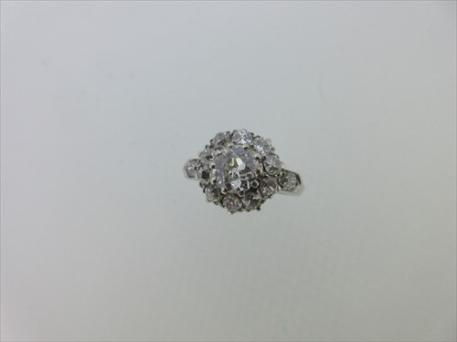 Lot 180 - A diamond cluster ring