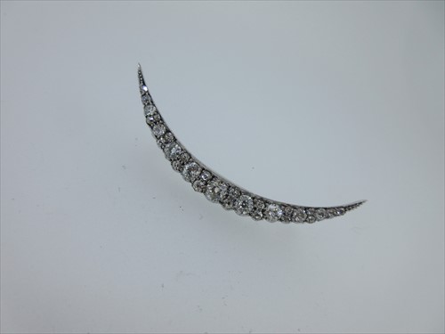 Lot 229 - A diamond open crescent brooch
