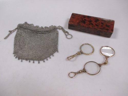 Lot 192 - A pair of lorgnettes, a quizzer and a chain maille purse