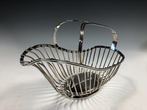 Lot 103 - An Art Deco Christofle electroplate bottle pourer, circa 1935