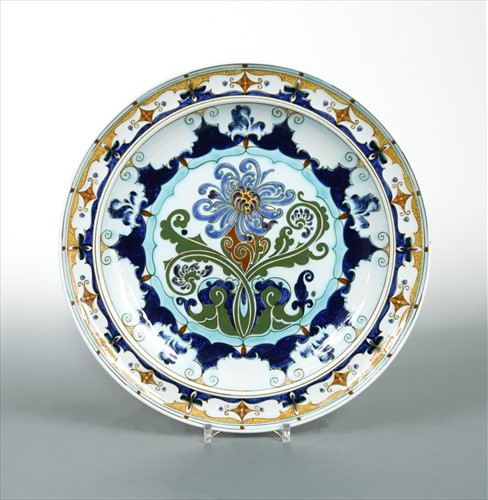 Lot 37 - A Rozenburg Den Haag pottery charger