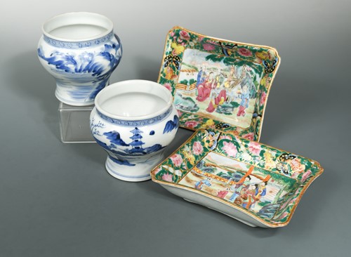 Lot 82 - A pair of Chinese Canton porcelain dishes, Qing Dynasty, circa 1800