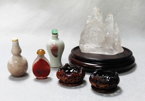 Lot 78 - A Chinese porcelain snuff bottle, Qing Dynasty, circa 1850