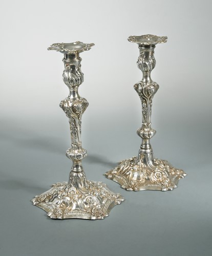 Lot 400 - A pair of George III cast silver candlesticks