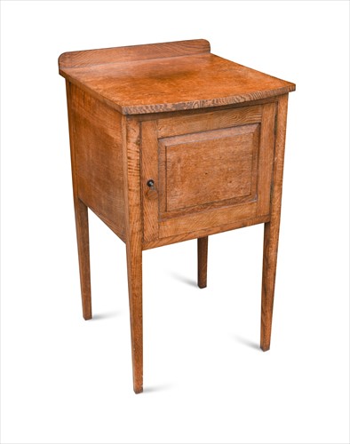 Lot 172 - A good quality Cotswold School cross-cut oak bedside cupboard