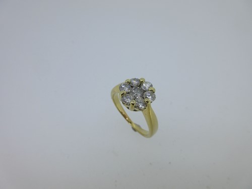 Lot 112 - A diamond flowerhead cluster ring set in 18ct gold