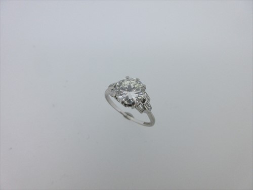 Lot 252 - A single stone diamond ring with Art Deco mount