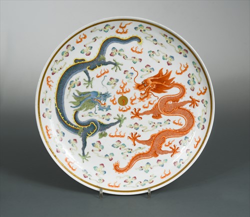 Lot 14 - A Chinese porcelain dragon dish, Guanxu Emperor (1875-1908), Qing Dynasty
