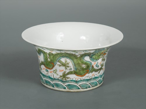 Lot 21 - A Chinese porcelain dragon bowl, Guangxu (1875-1908) Qing Dynasty