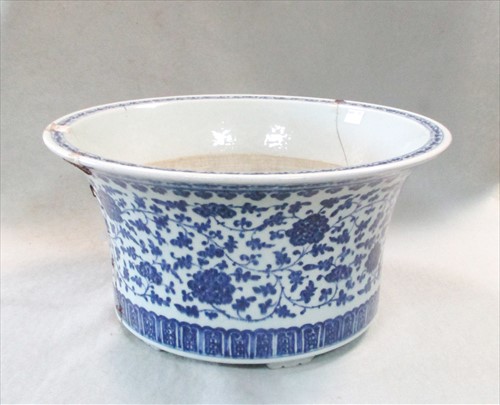 Lot 27 - A Chinese blue and white porcelain jardinière, Qing Dynasty 18th century