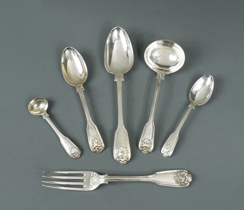 Lot 412 - A 27 piece set of William IV silver flatware