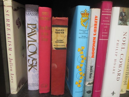Lot 657 - Large assortment of Bloomsbury related and art...