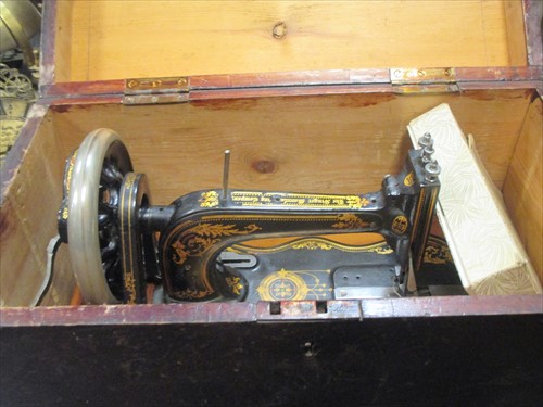 Lot 127 - A late 19th century Singer sewing machine with...