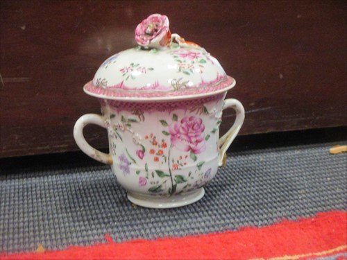 Lot 79 - A Chinese famille rose cup and cover, a small...