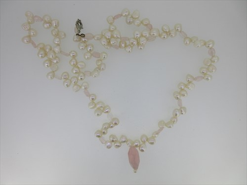 Lot 185 - A cultured freshwater pearl and rose quartz necklace
