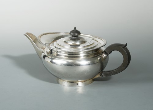 Lot 435 - A George V silver teapot