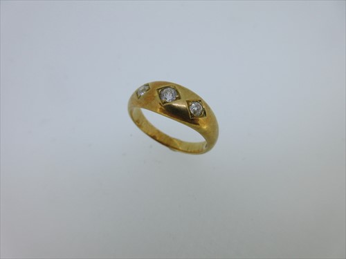 Lot 203 - A three stone diamond gypsy ring