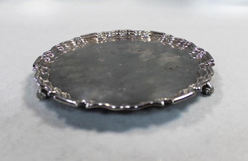 Lot 446 - A 20th century silver waiter